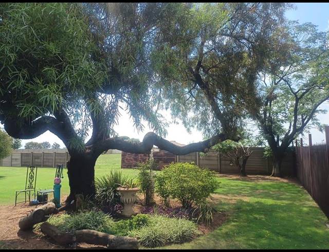 6 BEDROOM HOUSE FOR SALE IN RIVERSDALE
